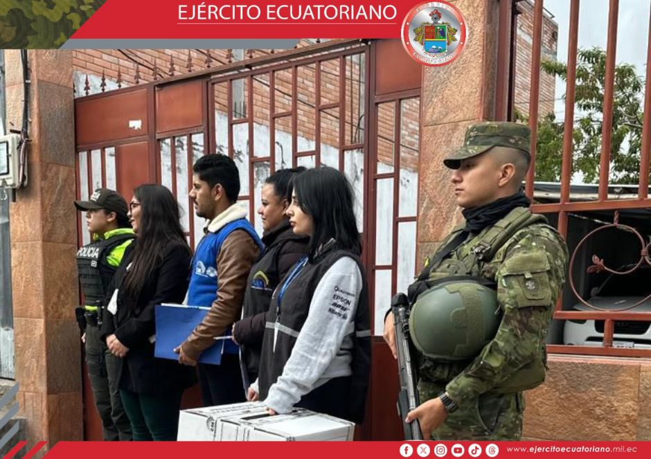 Personal militar brinda apoyo durante el voto asistido en casa en las elecciones generales