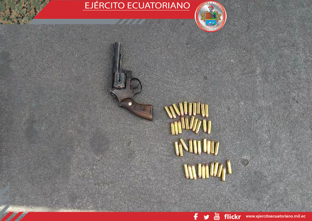 Militares incautan armamento en El Oro