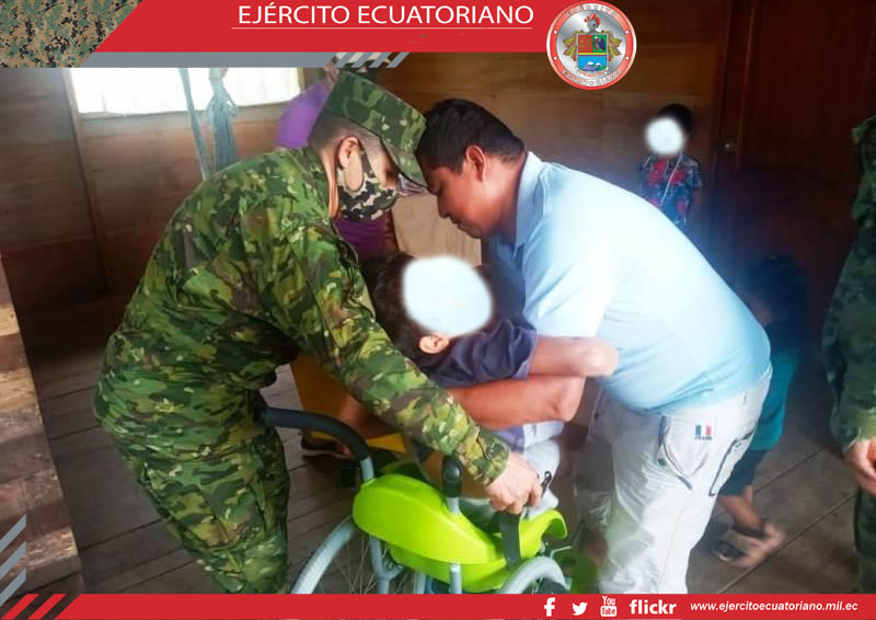 Brigada de Selva N.° 17 Pastaza donó sillas de ruedas a comunidad indígena
