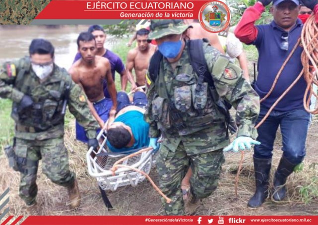 Personal militar rescata a conductor atrapado en puente en Colimes, Guayas
