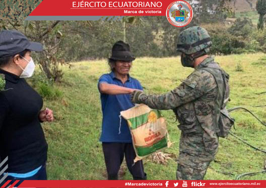 Ejército colabora en la entrega de víveres de primera necesidad en comunidades de Saraguro