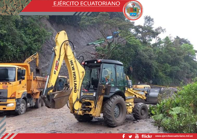 Personal técnico del Cuerpo de Ingenieros realizan trabajos de construcción y mantenimiento en la quinta variante del SOTE