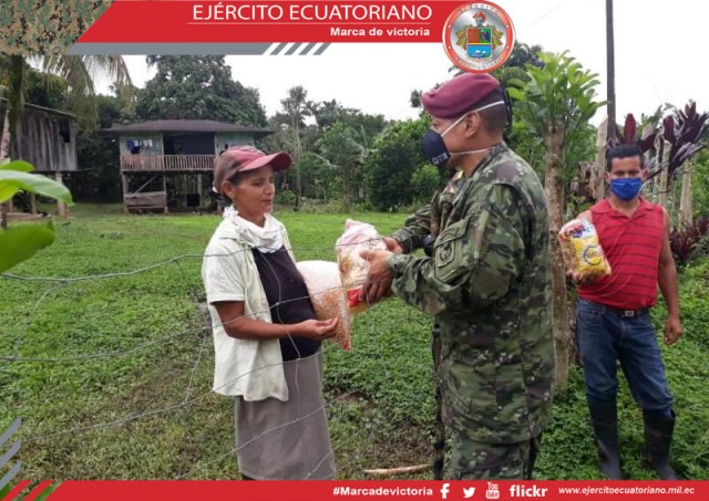 Personal militar continúa apoyando a la población