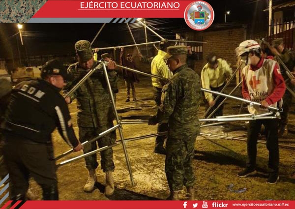 Militares contribuyen con la ciudadanía afectada por el sismo en la provincia del Carchi
