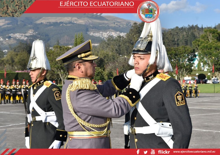 Cadetes del tercer curso militar de la Esmil Eloy Alfaro recibieron insignias de armas y servicios