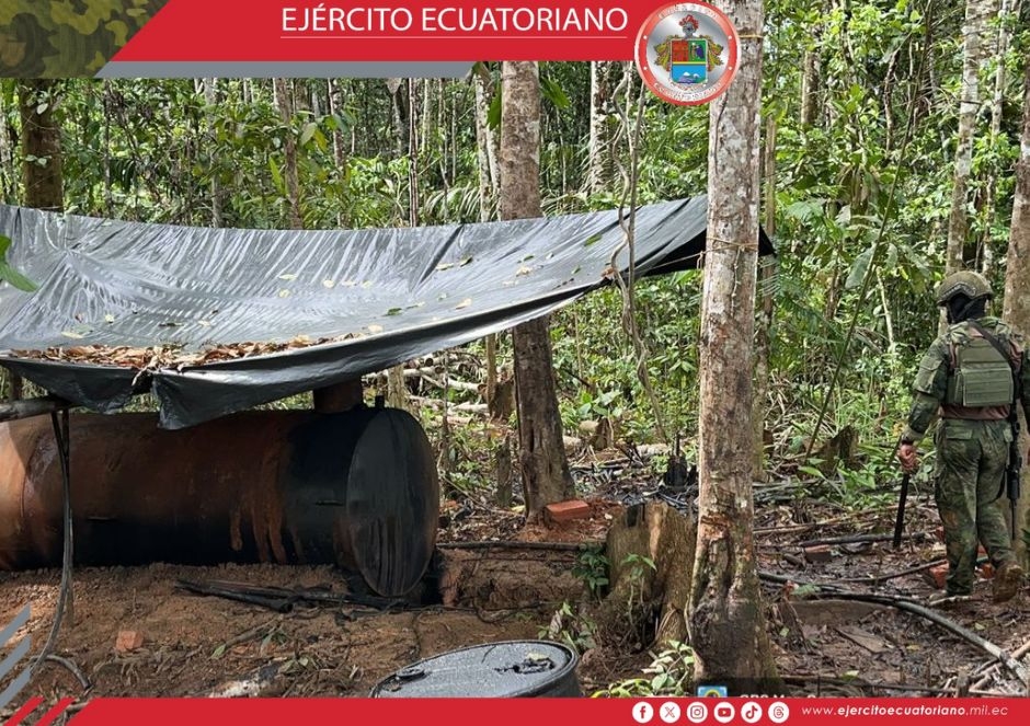 Ejército Ecuatoriano desmantela refinería clandestina en Sucumbíos