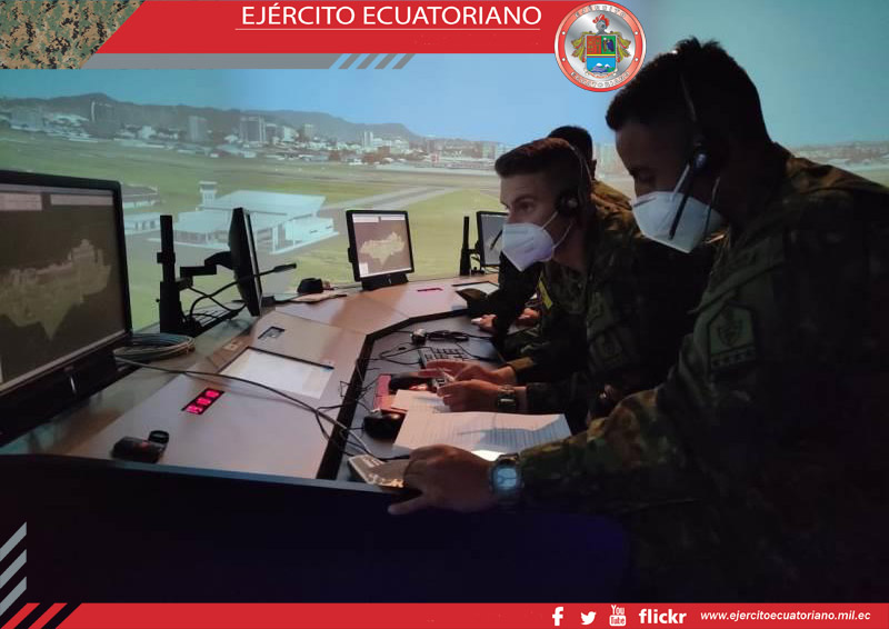 Cadetes de la Escuela Superior Militar Eloy Alfaro se capacitan en la Escuela Técnica de Aviación Civil