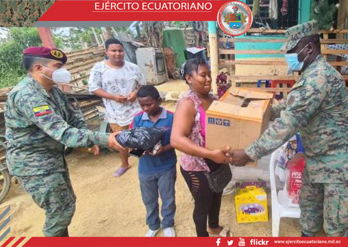Niño esmeraldeño comparte con soldados y recibe de regalo un celular para continuar sus estudios