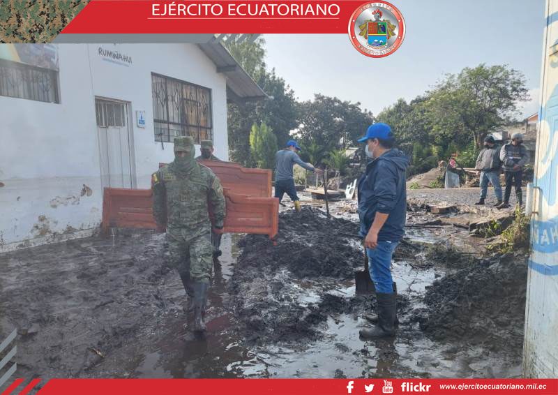 Personal de la Brigada Pichincha colabora con los afectados del cantón Rumiñahui