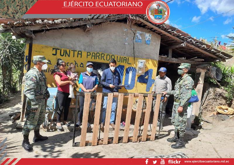 Militares trasladan camas para adultos mayores