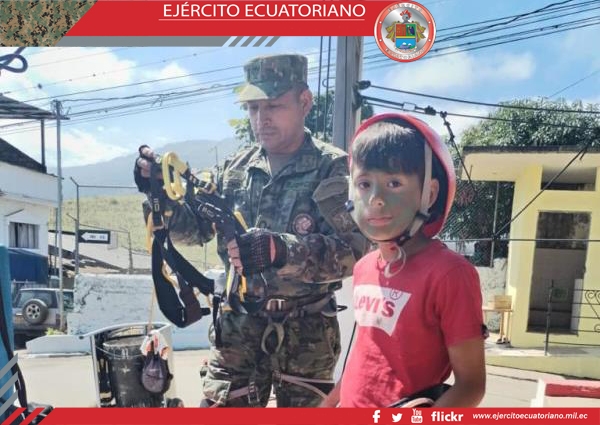 Ejército Ecuatoriano participa en una acción cívica en Loja