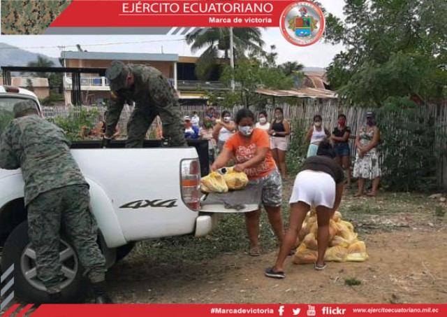 Familias de escasos recursos reciben kits alimenticios por parte de las Fuerzas Armadas