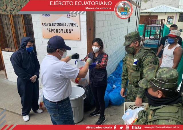 Fundaciones y casas de acogida reciben la ayuda de las FF.AA.