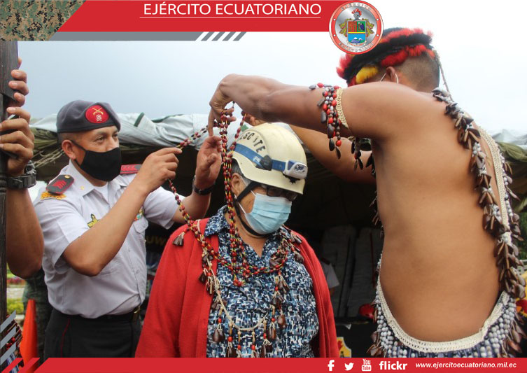 Soldados iwias participan en feria ciudadana en el Puyo