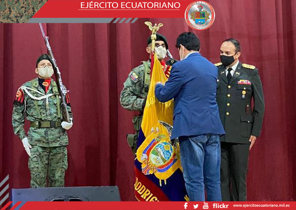 Estandarte del Grupo de Artillería Autopropulsado N.° 11 Tnte. Rodríguez recibe condecoración