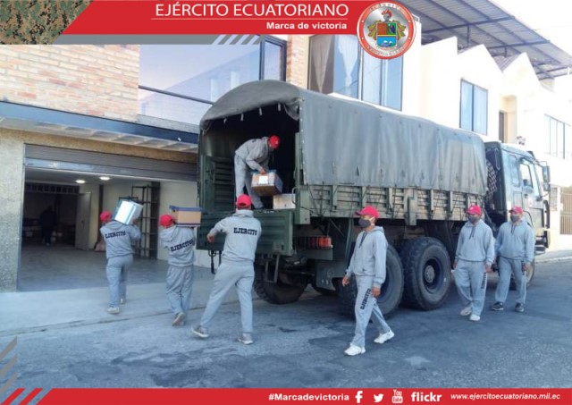 Militares del Grupo de Artillería N.° 7 Cabo Minacho apoyan en movilización de enseres de oficina a Dirección Distrital de Educación de Loja