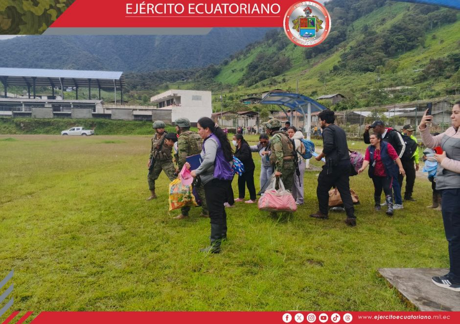 El Ejército Ecuatoriano ejecuta operaciones en apoyo a la SNGR en el sector de la Bonita