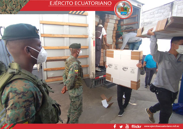 Militares brindan seguridad durante traslado de material electoral