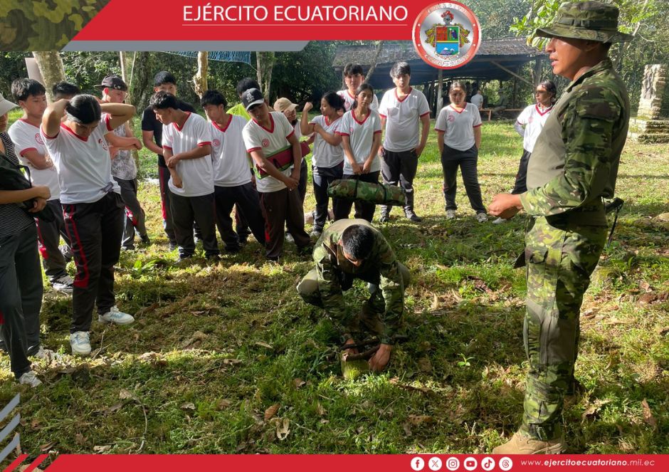 Estudiantes de Gualaquiza participan en jornada de instrucción militar 