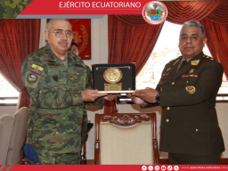 Comandante General del Ejército Ecuatoriano recibe visitas protocolar de delegación peruana