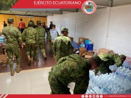 Personal militar colabora en el traslado de donaciones humanitarias en Cuenca 