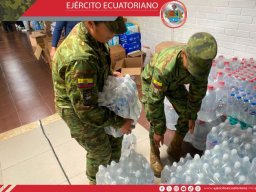 Personal militar colabora en el traslado de donaciones humanitarias en Cuenca 