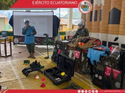 Mujeres militares lideran campaña de Educación sobre Riesgo de Minas en Zumba