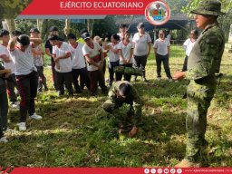 Estudiantes de Gualaquiza participan en jornada de instrucción militar