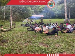 Estudiantes de Gualaquiza participan en jornada de instrucción militar