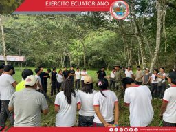 Estudiantes de Gualaquiza participan en jornada de instrucción militar