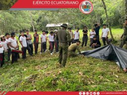 Estudiantes de Gualaquiza participan en jornada de instrucción militar