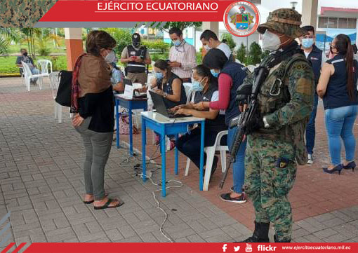 Personal Militar ayuda a la ciudadanía durante el proceso de vacunación