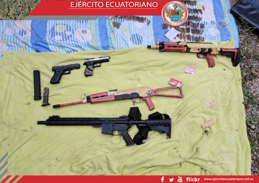 Militares incautaron fusiles, pistolas y municiones en Manabí