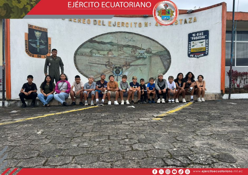 Visita de niños a la Aviación del Ejército Ecuatoriano