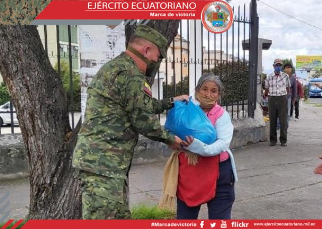 Comandante del Ejército visitó Hospital del IESS Quito Sur  y entregó raciones alimenticias