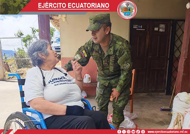 Personal militar entrega ayuda técnica a personas vulnerables de Loja